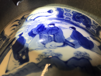 Een Chinese blauwwitte klapmutskom met figuren, Chenghua merk, Kangxi