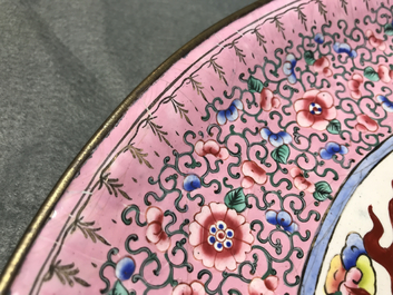 Un plat &agrave; d&eacute;cor d'un dragon en &eacute;maux de Canton, Chine, 19&egrave;me