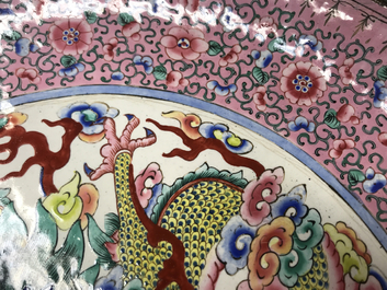 Un plat &agrave; d&eacute;cor d'un dragon en &eacute;maux de Canton, Chine, 19&egrave;me