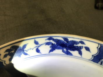 Een Chinese blauwwitte klapmutskom met figuren, Chenghua merk, Kangxi