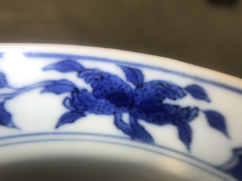 Een Chinese blauwwitte klapmutskom met figuren, Chenghua merk, Kangxi