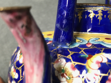 A Chinese Canton enamel teapot with floral design, 18/19th C.