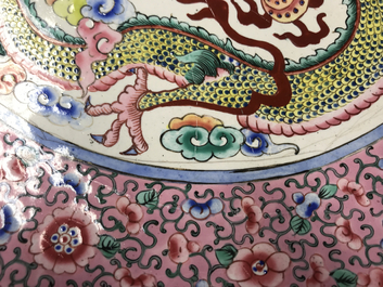 Un plat &agrave; d&eacute;cor d'un dragon en &eacute;maux de Canton, Chine, 19&egrave;me