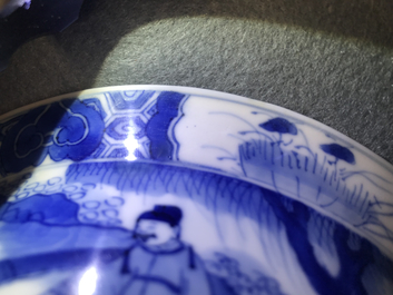 Een Chinese blauwwitte klapmutskom met figuren, Chenghua merk, Kangxi