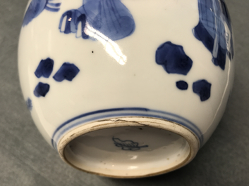 Een Chinese blauwwitte kalebasvaas met figuratief decor, Kangxi