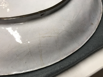 Un plat &agrave; d&eacute;cor d'un dragon en &eacute;maux de Canton, Chine, 19&egrave;me