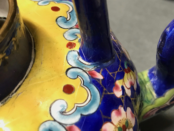A Chinese Canton enamel teapot with floral design, 18/19th C.