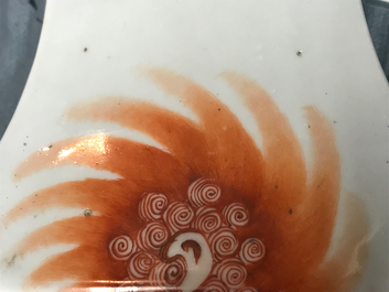 Deux vases de forme carr&eacute; en porcelaine de Chine qianjiang cai, 19/20&egrave;me