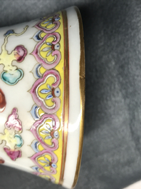 Een paar Chinese famille rose vazen met &lsquo;100 vleermuizen&rsquo; decor, Guangxu merk en periode