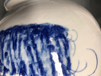 Een Chinese blauwwitte hu vaas met 'Drie Vrienden van de Winter' decor, Qianlong merk, 19/20e eeuw