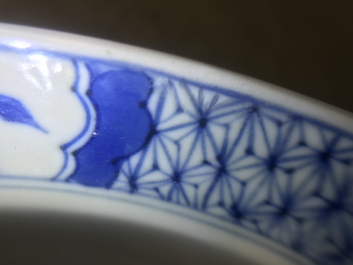 Een Chinese blauwwitte klapmutskom met figuren, Chenghua merk, Kangxi