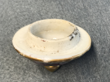Un cremier en porcelaine de Chine famille rose, Yongzheng