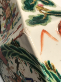 Een paar vierkante Chinese famille rose vazen, 19e eeuw