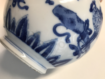 Een paar Chinese blauwwitte en zeemleer kalebasvazen, Kangxi
