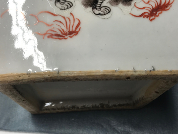Deux vases de forme carr&eacute; en porcelaine de Chine qianjiang cai, 19/20&egrave;me