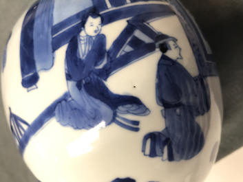 Een Chinese blauwwitte kalebasvaas met figuratief decor, Kangxi