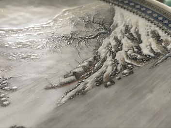 Een paar Chinese polychrome schotels met winterlandschapsdecor, Republiek, 20e eeuw