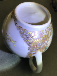 Un cremier en porcelaine de Chine famille rose, Yongzheng