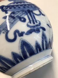 Een paar Chinese blauwwitte en zeemleer kalebasvazen, Kangxi