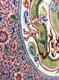 Un plat &agrave; d&eacute;cor d'un dragon en &eacute;maux de Canton, Chine, 19&egrave;me