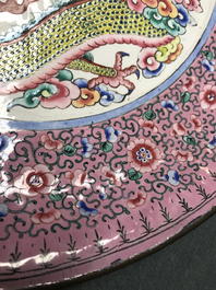 Un plat &agrave; d&eacute;cor d'un dragon en &eacute;maux de Canton, Chine, 19&egrave;me