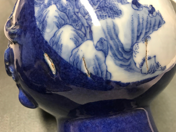 Een Chinese hu vaas met landschapsmedaillons met poederblauwe fondkleur, Qianlong merk, 19/20e eeuw