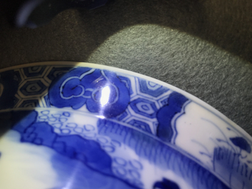 Een Chinese blauwwitte klapmutskom met figuren, Chenghua merk, Kangxi