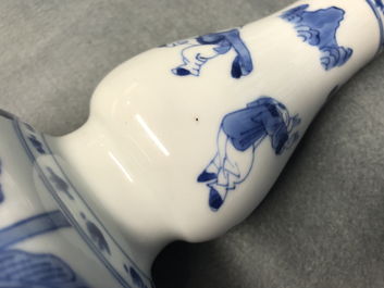 Een Chinese blauwwitte kalebasvaas met figuratief decor, Kangxi