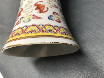 Een paar Chinese famille rose vazen met &lsquo;100 vleermuizen&rsquo; decor, Guangxu merk en periode