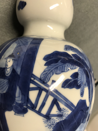 Een Chinese blauwwitte kalebasvaas met figuratief decor, Kangxi