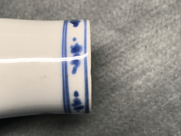 Een Chinese blauwwitte kalebasvaas met figuratief decor, Kangxi