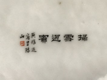 Een paar Chinese polychrome schotels met winterlandschapsdecor, Republiek, 20e eeuw