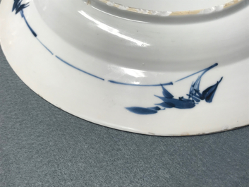 Een Chinese blauwwitte schotel met draak en karper, Kangxi