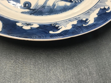Een Chinese blauwwitte schotel met draak en karper, Kangxi