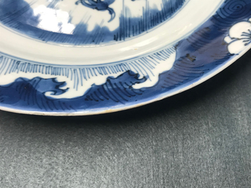 Een Chinese blauwwitte schotel met draak en karper, Kangxi
