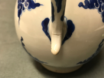 Une verseuse couverte en porcelaine de Chine bleu et blanc, Kangxi