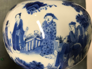 Un vase de forme double gourde en porcelaine de Chine bleu et blanc, &eacute;poque Transition