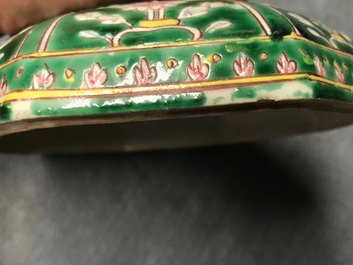 Une paire de bols couverts en porcelaine de Chine de style Bencharong pour le march&eacute; thai, 19&egrave;me