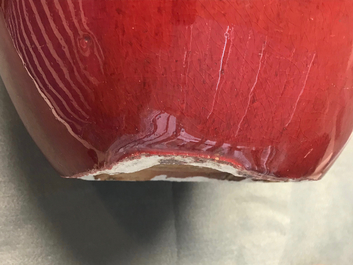 Une paire de pots couverts en porcelaine de Chine sang de boeuf, 19&egrave;me
