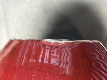 Une paire de pots couverts en porcelaine de Chine sang de boeuf, 19&egrave;me
