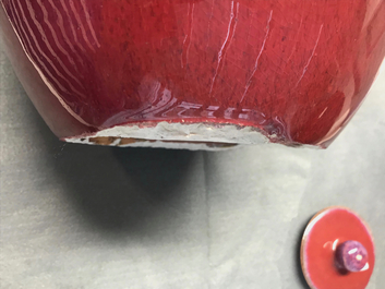 Une paire de pots couverts en porcelaine de Chine sang de boeuf, 19&egrave;me