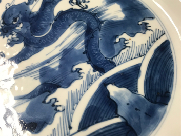 Een Chinese blauwwitte schotel met draak en karper, Kangxi