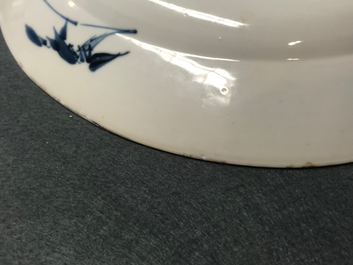 Een Chinese blauwwitte schotel met draak en karper, Kangxi