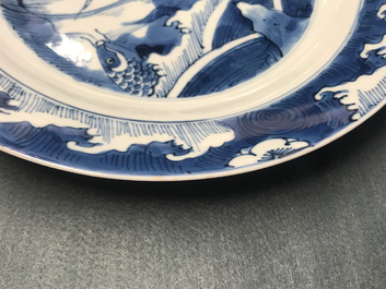 Een Chinese blauwwitte schotel met draak en karper, Kangxi