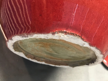Une paire de pots couverts en porcelaine de Chine sang de boeuf, 19&egrave;me