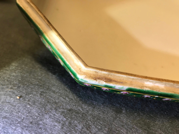 Une paire de bols couverts en porcelaine de Chine de style Bencharong pour le march&eacute; thai, 19&egrave;me