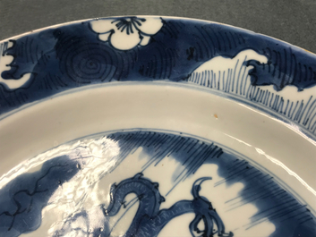 Een Chinese blauwwitte schotel met draak en karper, Kangxi