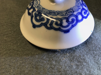 Une verseuse couverte en porcelaine de Chine bleu et blanc, Kangxi