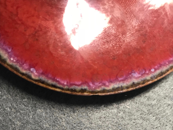 Une paire de pots couverts en porcelaine de Chine sang de boeuf, 19&egrave;me