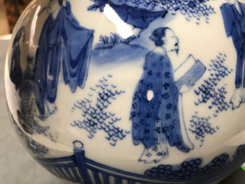 Un vase de forme double gourde en porcelaine de Chine bleu et blanc, &eacute;poque Transition